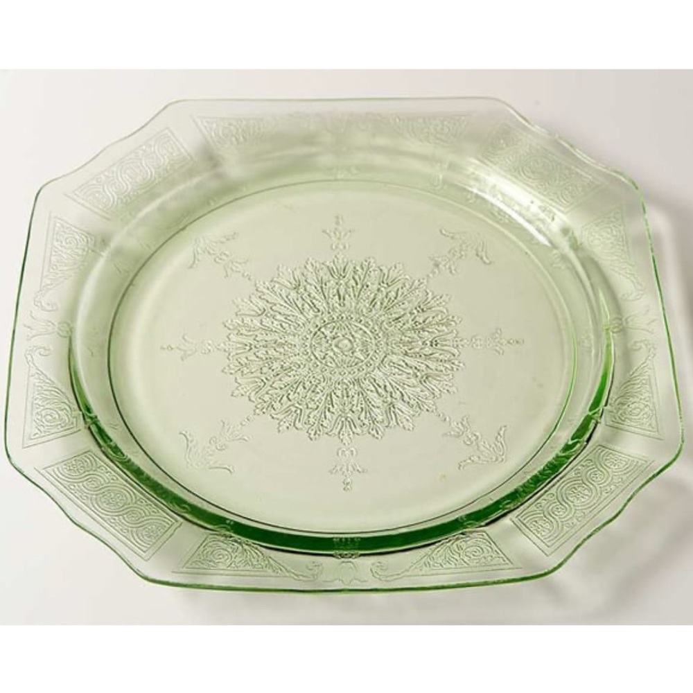 Princess Green
by ANCHOR HOCKING 9” Dinner Plate Uranium Glass
